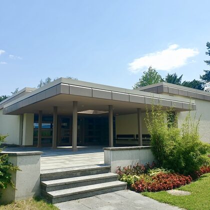 Dach- und Fassadenreinigung eines Friedhofsgebäudes