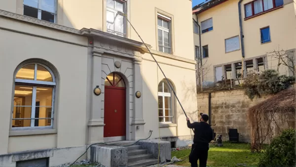 Professionelle Fensterreinigung mit entmineralisiertem Wasser in Neuhausen